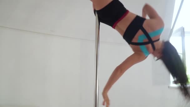 Blick auf sexy Mädchen führt sinnlichen Tanz auf. Pole Dance — Stockvideo