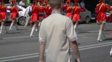 Ternopil, Ukrayna 27 Haziran 2019: Geçit töreninde kırmızı genç kızlar davulcu. Tatil vesilesiyle sokak performansı. Yavaş çekim