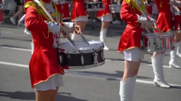 Giovani batteristi si mettono in fila e battono la melodia. Primo piano di mani femminili batteristi stanno bussando nel tamburo dei loro bastoni. Rallentatore — Video Stock