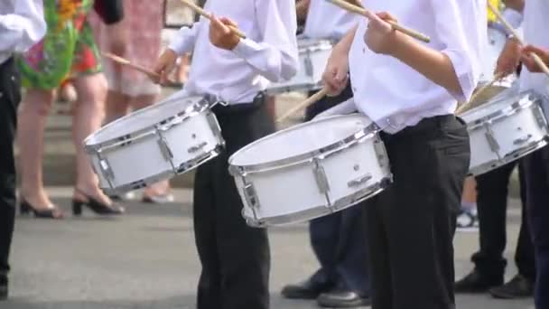 Actuación callejera de marcha festiva de bateristas chicos en disfraces en la calle de la ciudad. Primer plano de los chicos bateristas de mano están golpeando en el tambor de sus palos — Vídeo de stock