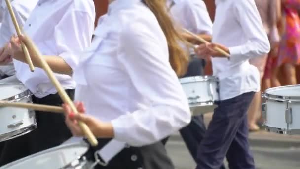 Street performance van feestelijke mars van drummers meisjes en jongens in kostuums op City Street. Close-up van jongens hand drummers kloppen in de trommel van hun stokken — Stockvideo