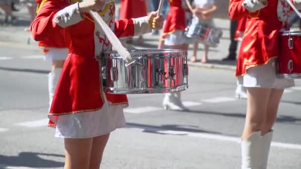 Close-up de bateristas mãos femininas estão batendo no tambor de seus paus. Movimento lento — Vídeo de Stock