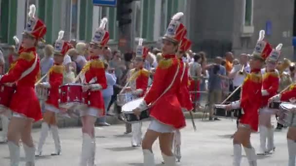 Ternopil, Ukrayna 27 Haziran 2019: Tatil vesilesiyle sokak performansı. Geçit töreninde kırmızı genç kızlar davulcu — Stok video