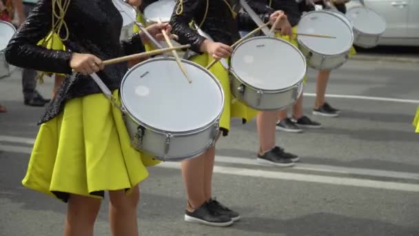 Ternopil, Oekraïne 27 juni 2019: vrouwelijke handen drummers kloppen in de trommel van hun stokken — Stockvideo