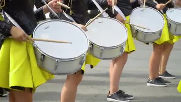 Ternopil, Ucrania junio 27, 2019: Primer plano de las manos femeninas bateristas están golpeando el tambor de sus palos — Vídeo de stock