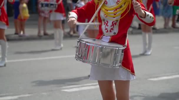 Close-up de bateristas mãos femininas estão batendo no tambor de seus paus. Movimento lento — Vídeo de Stock