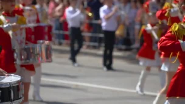 Ternopil, Ukrayna 27 Haziran 2019: Geçit töreninde kırmızı genç kızlar davulcu. Tatil vesilesiyle sokak performansı — Stok video