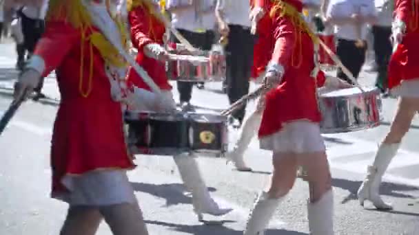 Νεαρά κορίτσια ντράμερ με κόκκινο στην παρέλαση. Η απόδοση του δρόμου με την ευκαιρία των διακοπών — Αρχείο Βίντεο