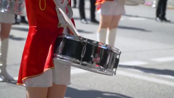 Close-up van vrouwelijke handen drummers kloppen in de trommel van hun stokken. Straat prestaties ter gelegenheid van de vakantie — Stockvideo