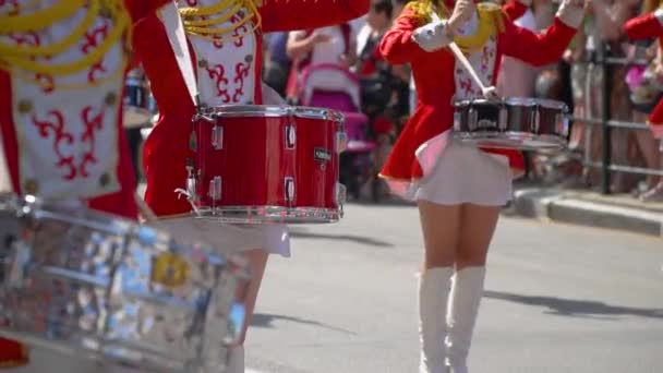 Ternopil, Ucrânia 27 de junho de 2019: Desempenho de rua por ocasião das férias. Jovens bateristas se alinham e batem a melodia. Movimento lento — Vídeo de Stock