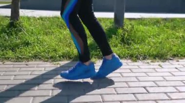 Parkta koşan bir kadın. Gölde koşan genç kız