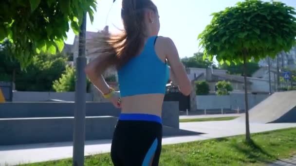 Parkta koşan bir kadın. Çağdaş kadınların sağlıklı yaşam tarzı, kilo kaybı ve formda tutmak — Stok video