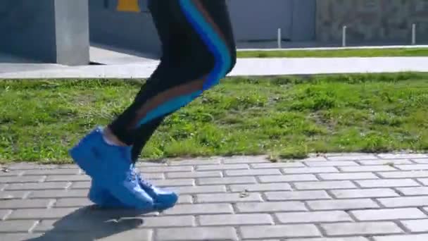 Una mujer corriendo en un parque. Estilo de vida saludable de las mujeres contemporáneas, pérdida de peso y mantenerse en forma — Vídeo de stock