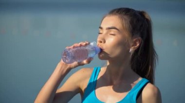 Göl kenarında su içen genç kız