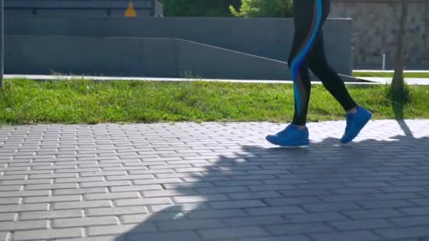 Una mujer corriendo en un parque. Estilo de vida saludable de las mujeres contemporáneas, pérdida de peso y mantenerse en forma — Vídeos de Stock