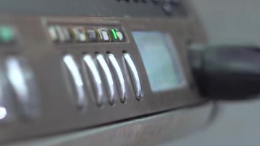Barista, kahve makinesinde düğmeye bastığında