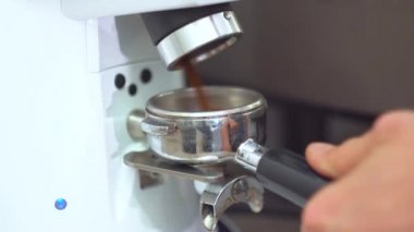 Kahve değirmeni ile zemin kahve yapma. Taşlama kahve