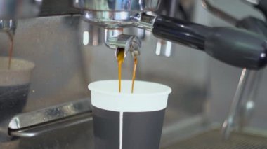 Bir kahve bardağı içine düşüyor profesyonel bir kahve makinesi ile yapılan en yüksek kalitede espresso kahve