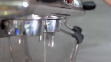 Barista Barrister kahve barında kahveler yapar. Eller barmen yemek kahve