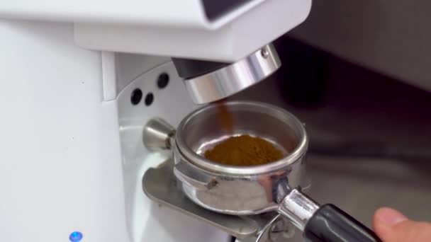 Шлифовальный кофе. Сварка молотого кофе с кофемолкой — стоковое видео