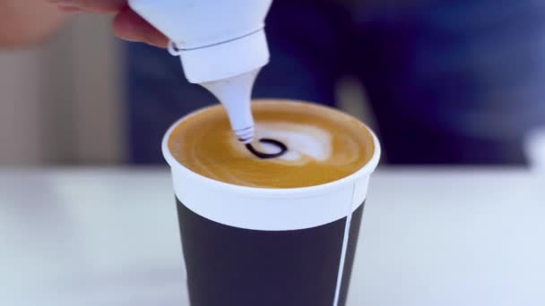 Barista si dělá fotku kávy — Stock video