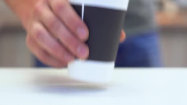 Barista pone café en la mesa — Vídeo de stock