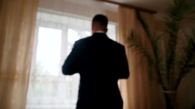 Ceket üzerinde bir takım elbise sabitleme düğmeleri şık adam