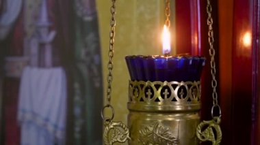 Kilisede mum ışığı yakın