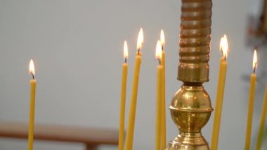 Kiliseye yakın mumlar ışık. Sunağın önünde yanan mumlar