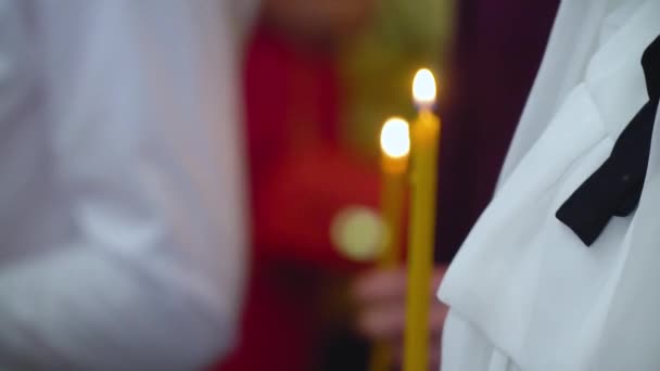 Chica sosteniendo una vela en la iglesia — Vídeo de stock
