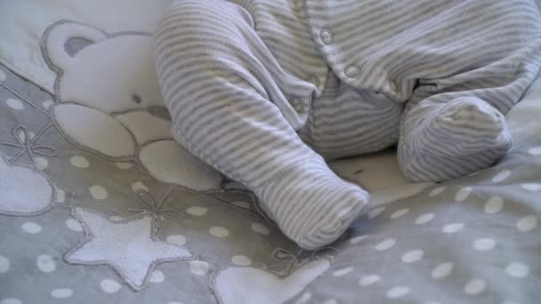 Yeni doğmuş bebek yatakta uyuyor — Stok video