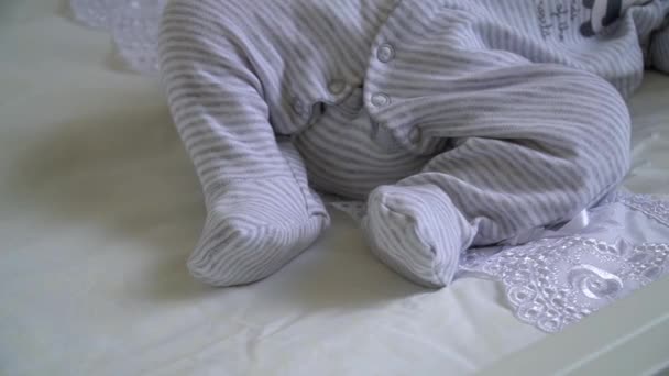 De pasgeboren baby slaapt op bed — Stockvideo