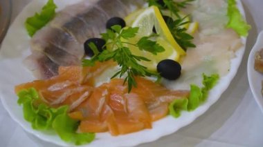 Farklı balık, zeytin ve limon tabağı. Catering