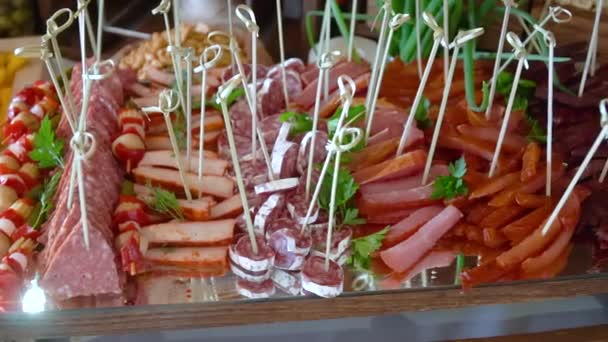 Vleesbuffet tafel op het feest — Stockvideo