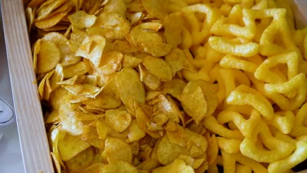 Chips en snacks op een buffet in de buurt — Stockvideo