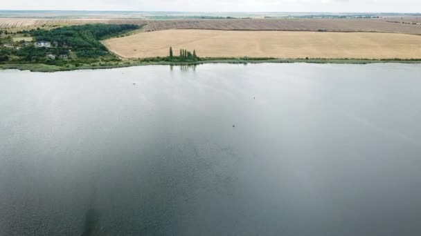 Luchtfoto van het meer. Boat Fishing — Stockvideo