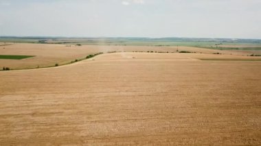 İki modern havadan görünümü alanında buğday hasat birleştirir