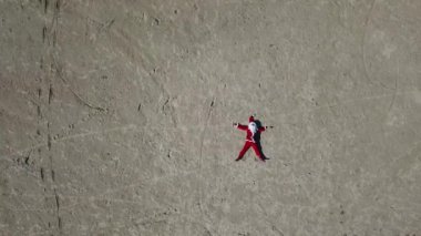 Noel Baba kumlu sahilde yatıyor. Üst görünüm