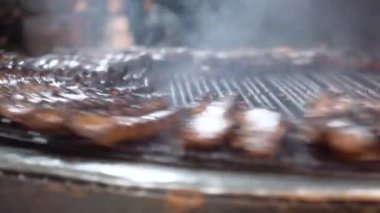 Kavrulmuş kaburgalar ateşin üzerinde döner. Yiyecek estetiği.