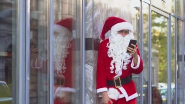 Noel Baba arka planda selfie çekiyor. New York 'ta Noel Baba