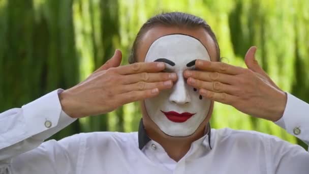 Mime on the park shows pantomime. Mime closes her eyes with hands — Stock Video