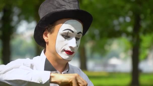 Fun mime foukání mýdlové bubliny venku — Stock video