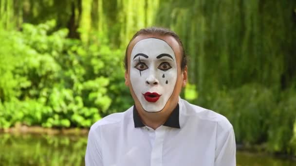 Mime v parku ukazuje pantomima. Emoce strachu — Stock video