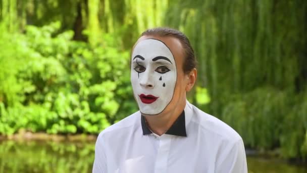 Mime on the park shows pantomime. Emotion of fear — Stock Video