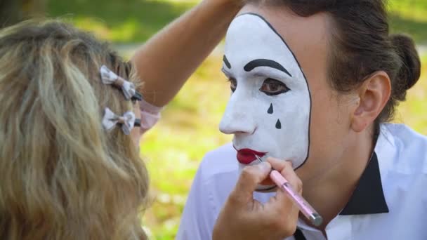 Chica pintar los labios al hombre mimo con lápiz rojo — Vídeos de Stock