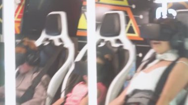 Yetişkin bir kadın ve çocuklar içerideyken sanal bir kurulumun yakın görüntüsü