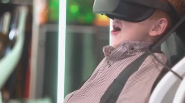 Sanal gerçeklik gözlüğü takan bir çocuk sanal gerçeklik ortamındaki hayranlığını ifade eder.