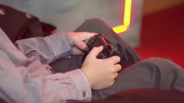 Close-up van de handen van jongen spelen op joystick — Stockvideo