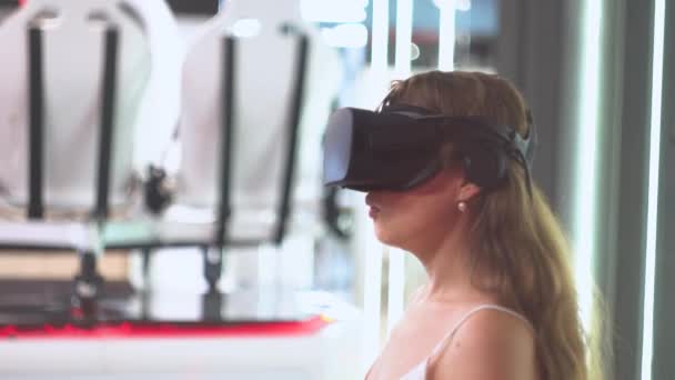 Chica joven con gafas de realidad virtual expresa sorpresa y dice Wow — Vídeo de stock