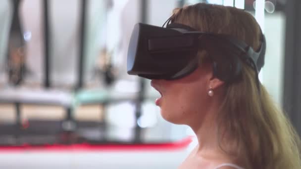 Jong meisje draagt virtual reality bril drukt verrassing en zegt: "Wow" — Stockvideo